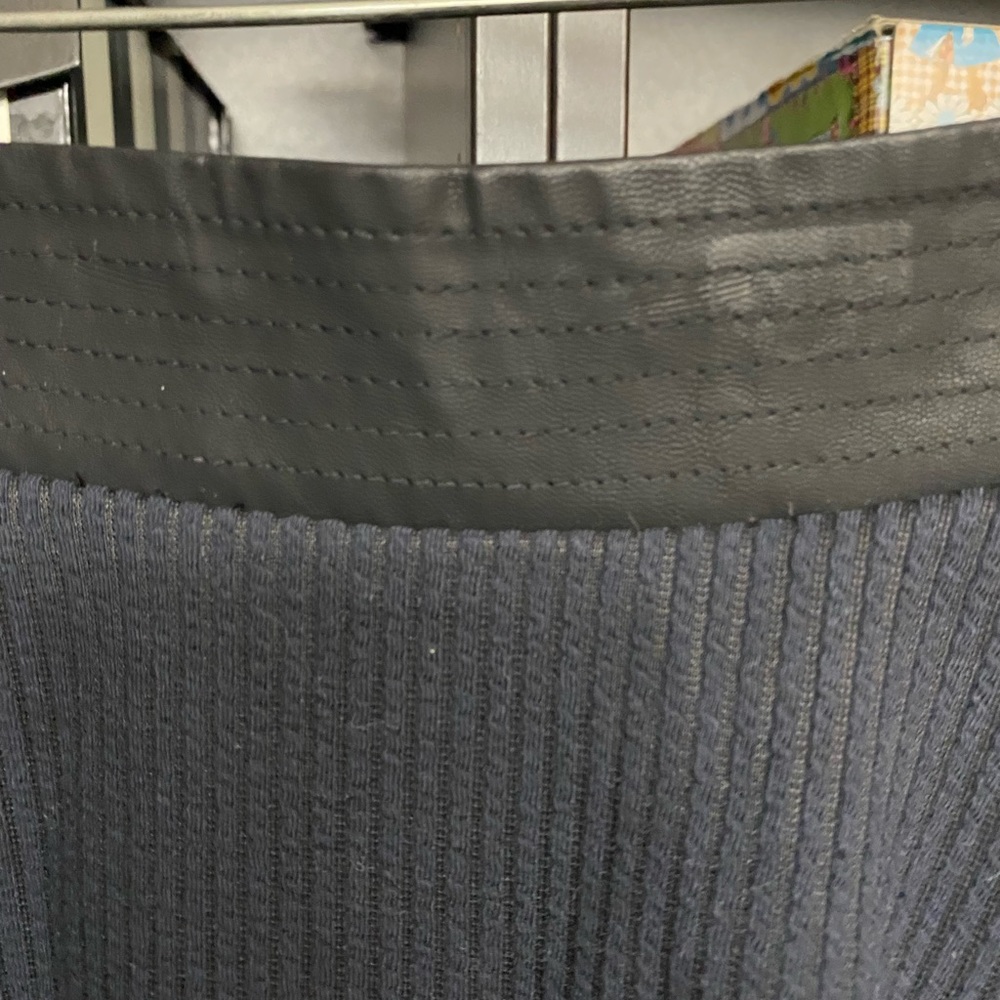 Greylin dark navy and black skirt. Sz M - Picture 2 of 5